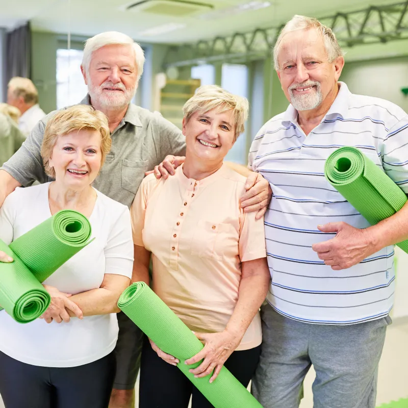 Gruppenbild von Senioren vor dem Reha-Training